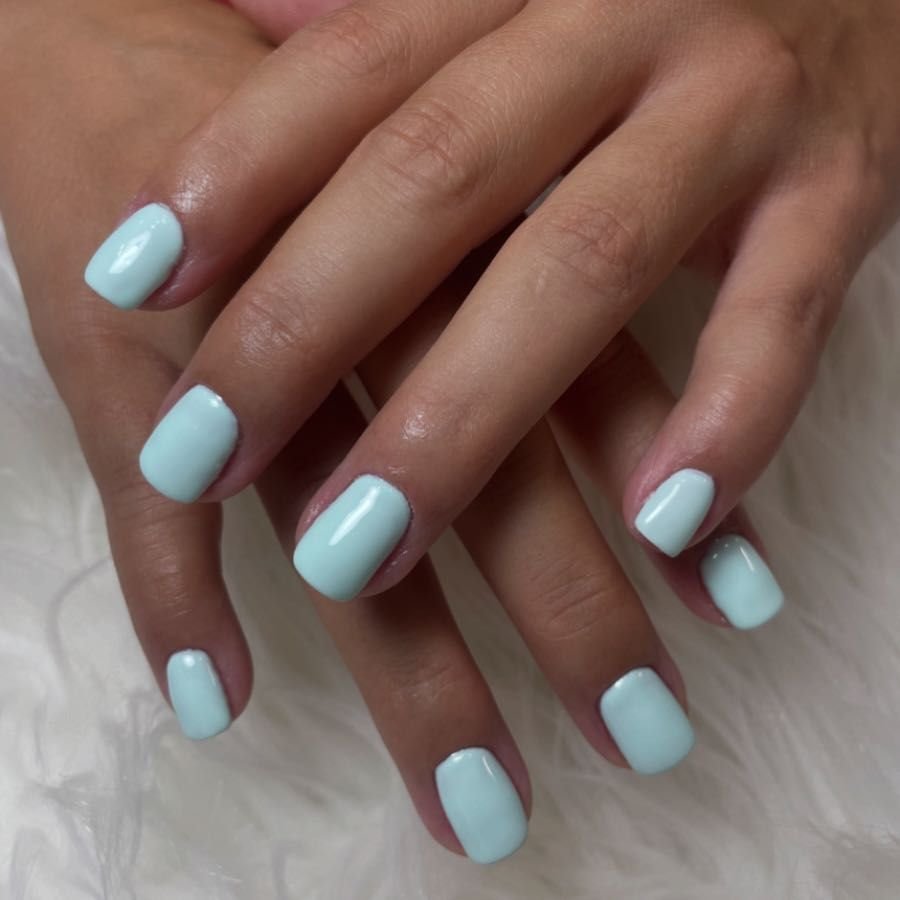 Manicura semipermanente con refuerzo lila con flores